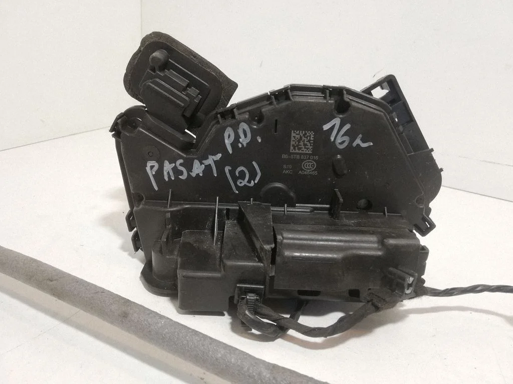 Esiukse lukk – Volkswagen Passat CC (2008-2016)