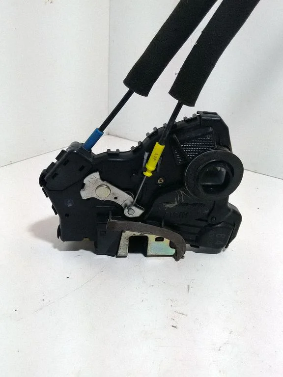Front door lock – Toyota Land Cruiser (J120) (2002-2009)