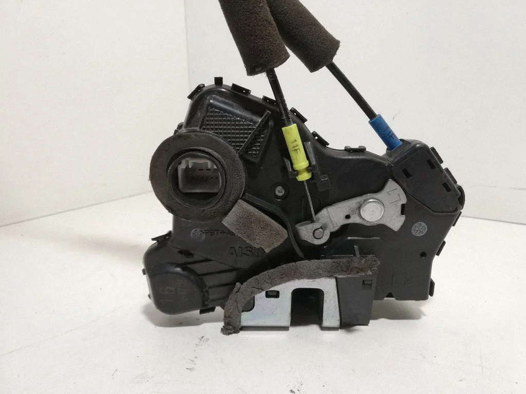 Front door lock – Toyota Land Cruiser (J120) (2002-2009)