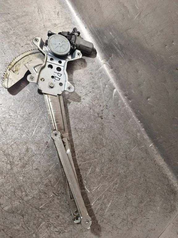 Front door window regulator with motor 8356063J01