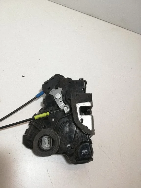 Front door lock – Toyota Avensis T270 (2012-2015)