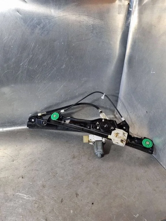 Front door window regulator with motor 6927027