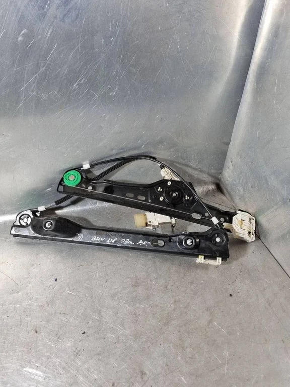 Front door window regulator with motor 6927027