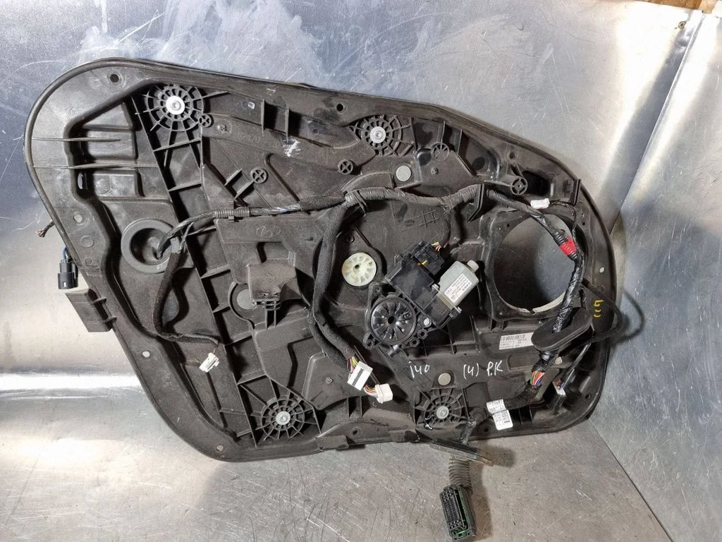 Front door window regulator with motor 813103Z000