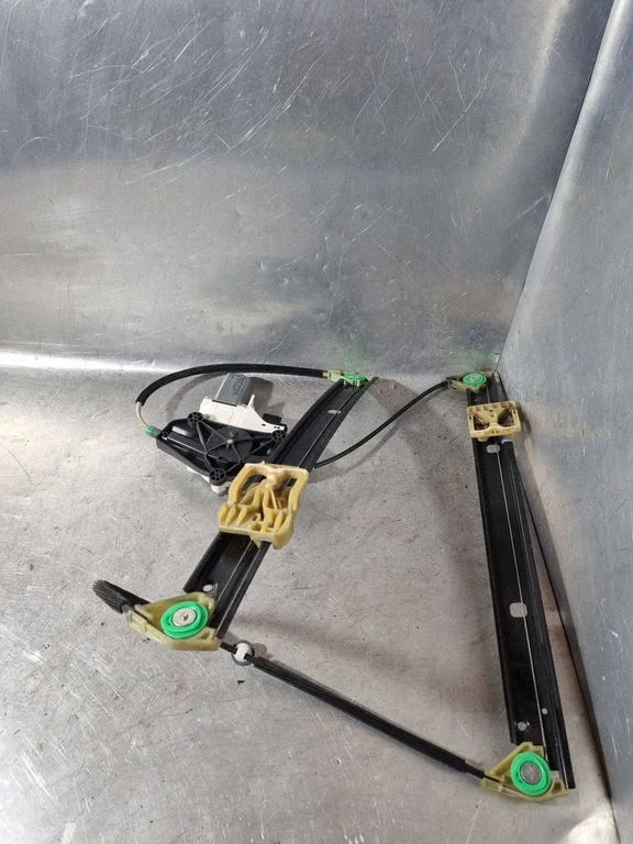 Esiukse elektriline aknatõstuk mootoriga 8K083746