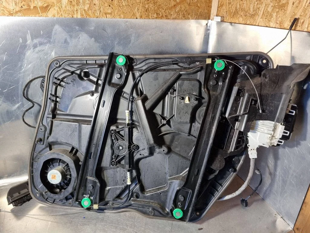 Front door window regulator with motor 924701109