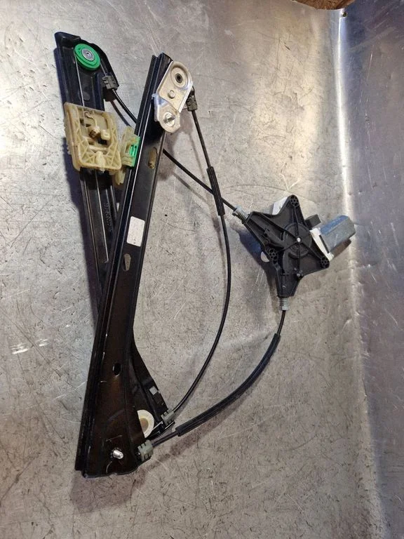 Front door window regulator with motor 5Q4959802B