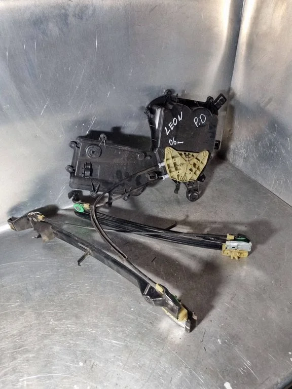 Front door window regulator with motor 1P0867436