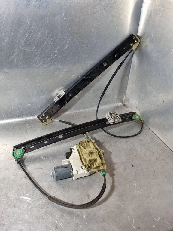 Front door window regulator with motor 4L0959801B