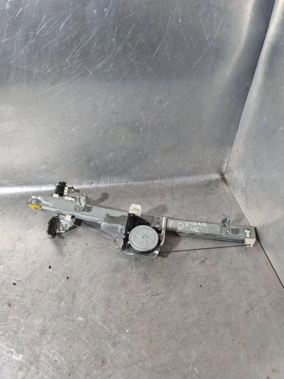 Front door window regulator with motor – Nissan X-Trail T32 (2014-2021)