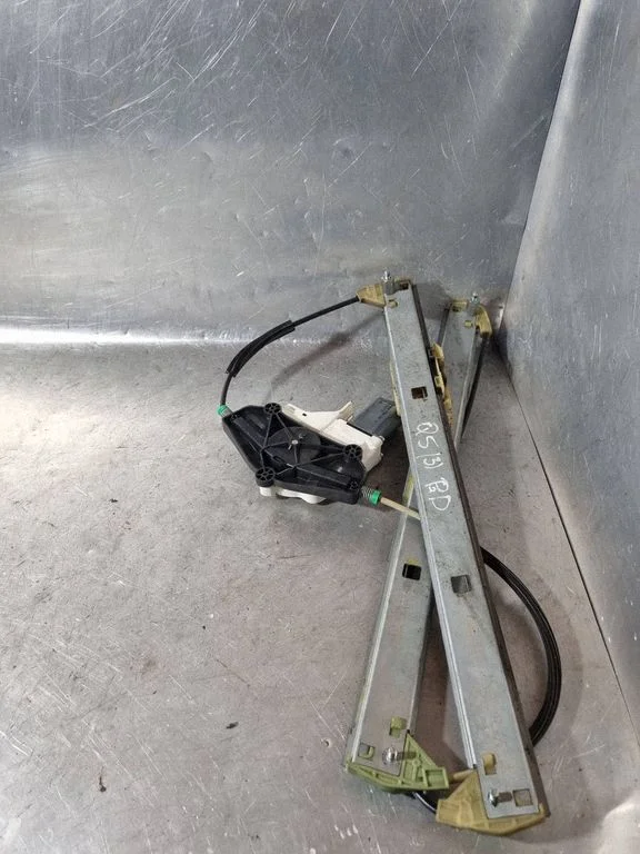 Esiukse elektriline aknatõstuk mootoriga 8T0837462B