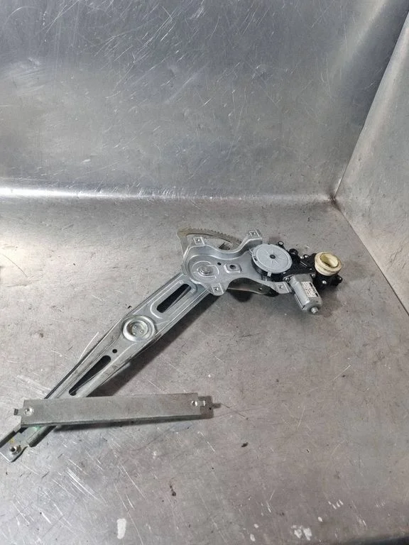 Front door window regulator with motor – Toyota Avensis T270 (2015-2018)