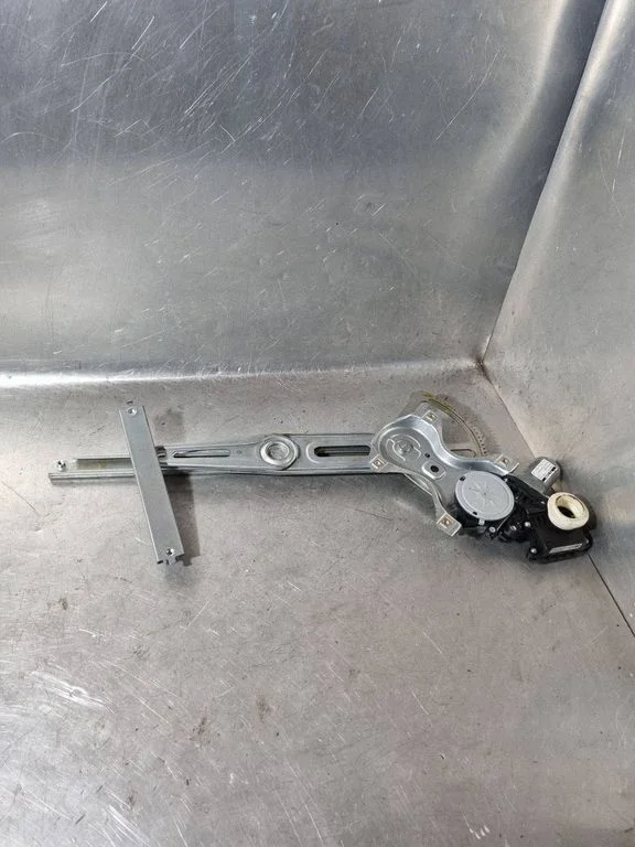 Front door window regulator with motor – Toyota Avensis T270 (2015-2018)