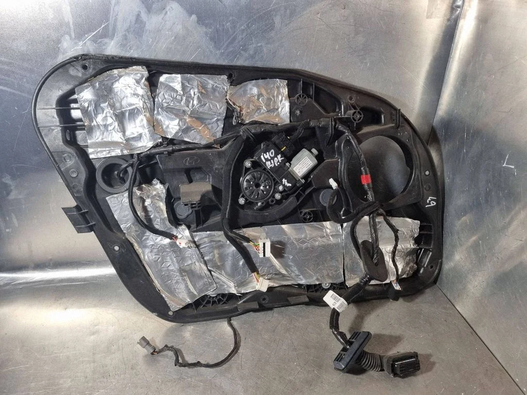 Front door window regulator with motor 824503Z010