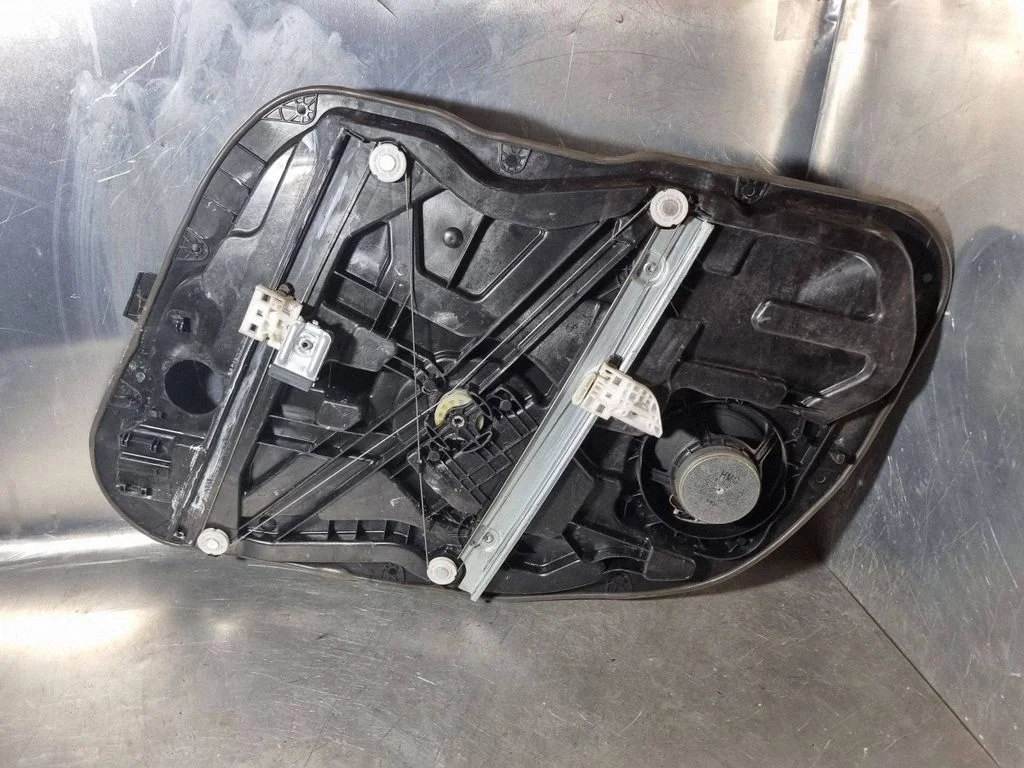 Front door window regulator with motor 813103Z000