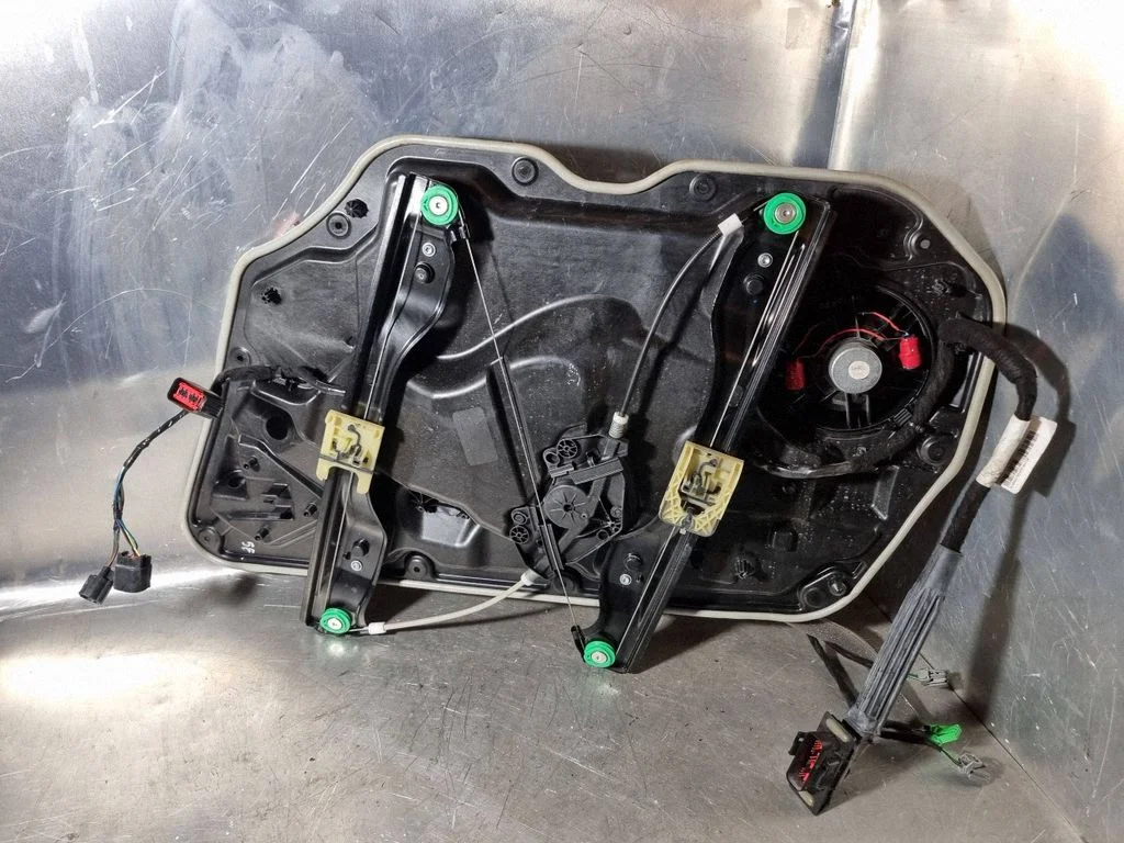 Front door window regulator with motor 3492190