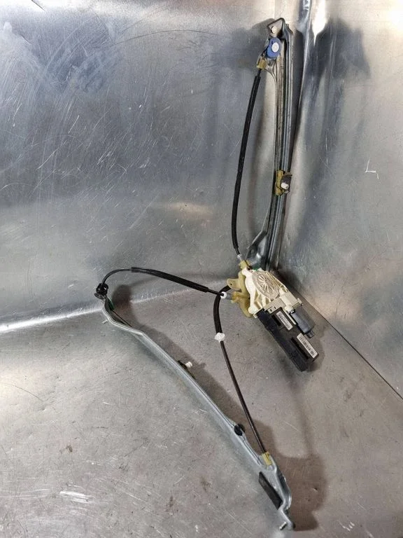 Front door window regulator with motor – Renault Laguna III (2007-2015)