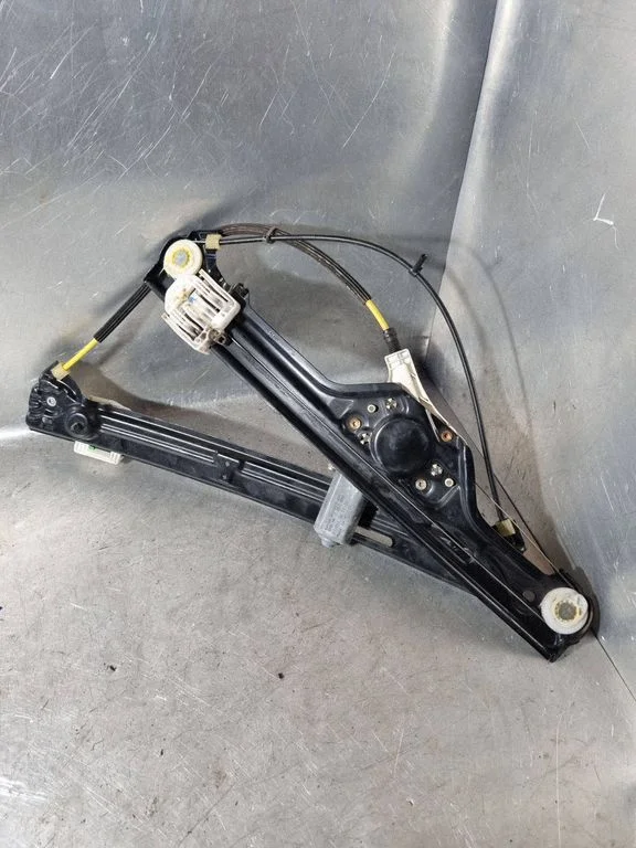 Front door window regulator with motor 7267691