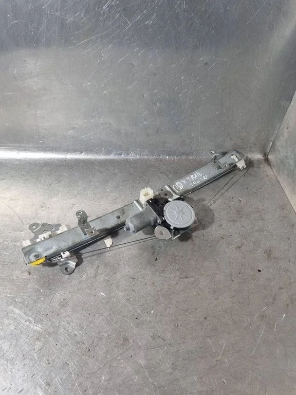 Front door window regulator with motor – right