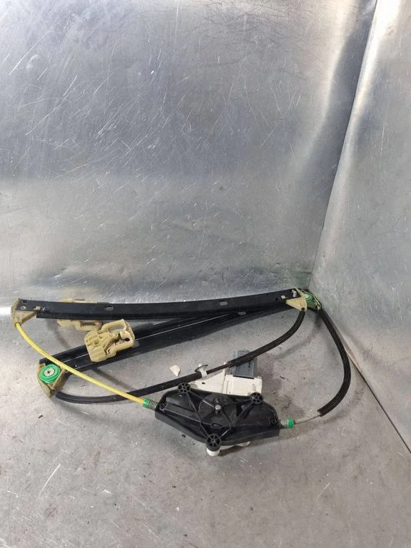 Esiukse elektriline aknatõstuk mootoriga 8K0837401