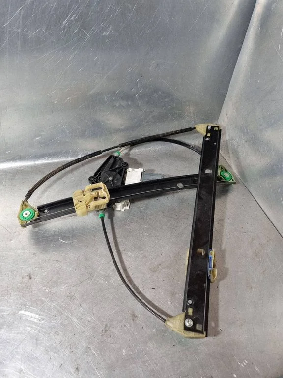 Front door window regulator with motor K08374