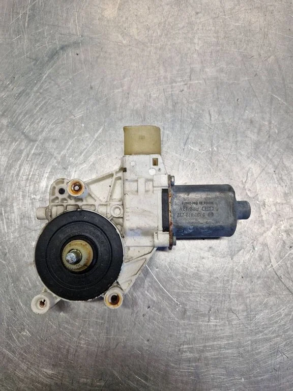 Front door window regulator motor 996625101