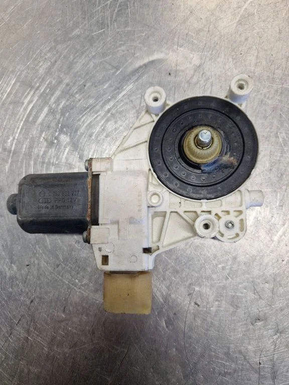 Front door window regulator motor 6927028