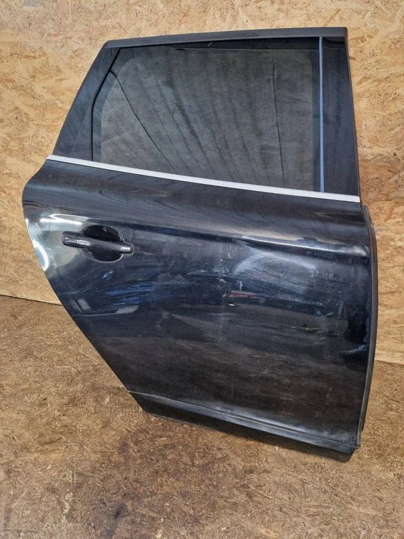 Rear door – right
