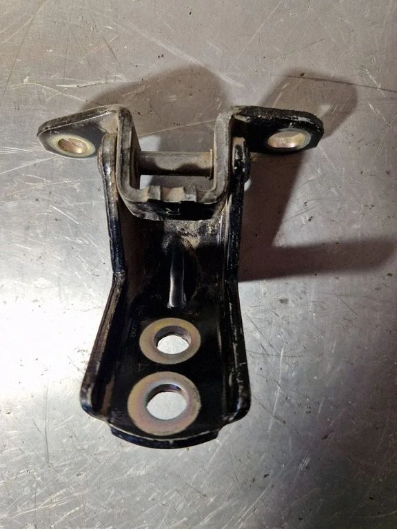 Rear door upper hinge – Nissan X-Trail T31 (2007-2014)