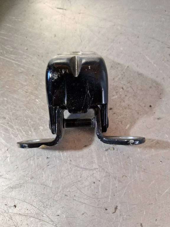 Rear door upper hinge – Nissan X-Trail T31 (2007-2014)