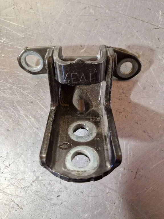 Rear door upper hinge – Nissan Qashqai (2014-2016)
