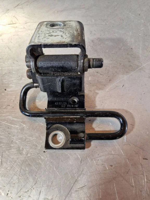 Rear door lower hinge – Audi Q7 4L (2005-2015)