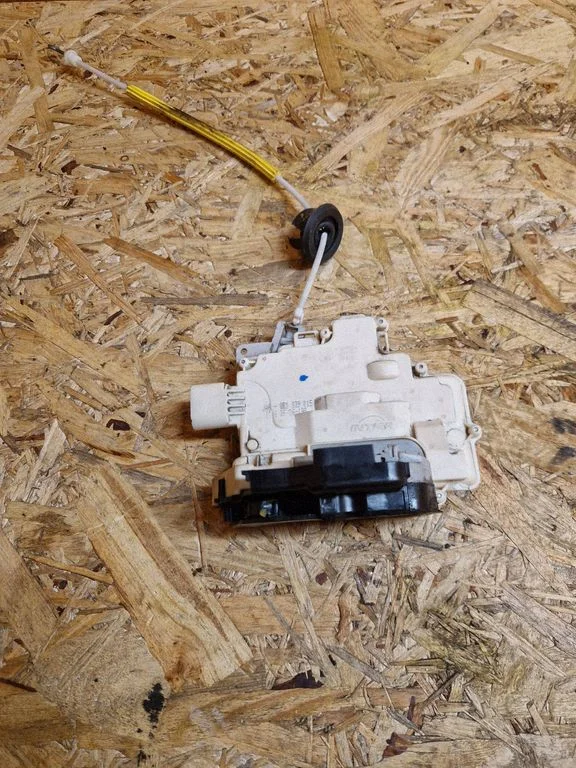 Rear door lock 8E0839015AA