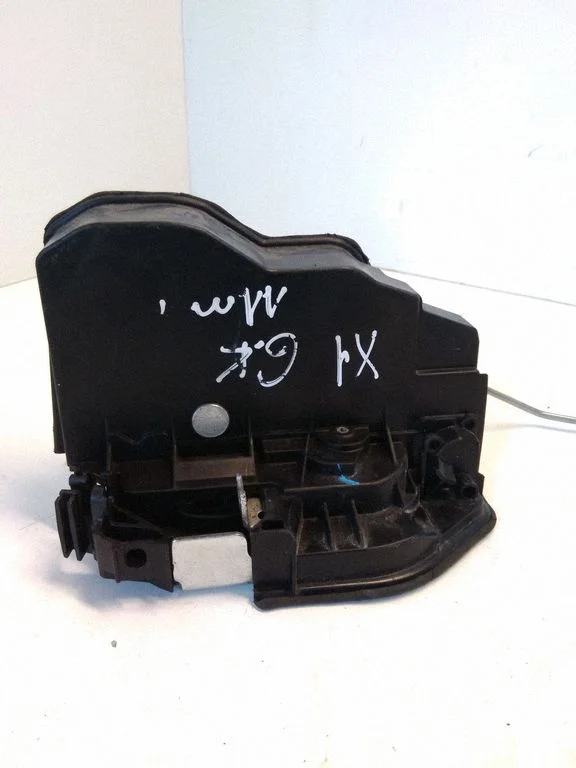 Rear door lock 7229459