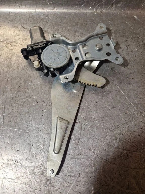 Rear door window regulator with motor 8353079J00