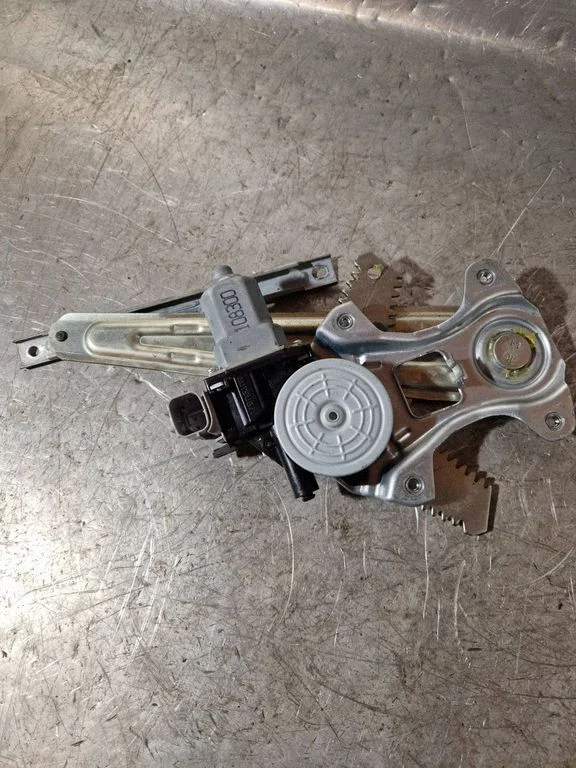 Rear door window regulator with motor – Nissan Juke I F15 (2010-2018)