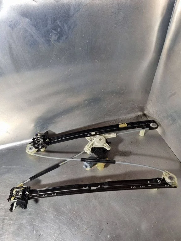 Rear door window regulator with motor – Land Rover Range Rover L405 (2013-2021)
