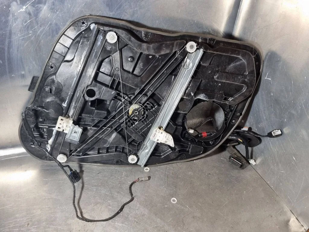 Rear door window regulator with motor 813103Z000