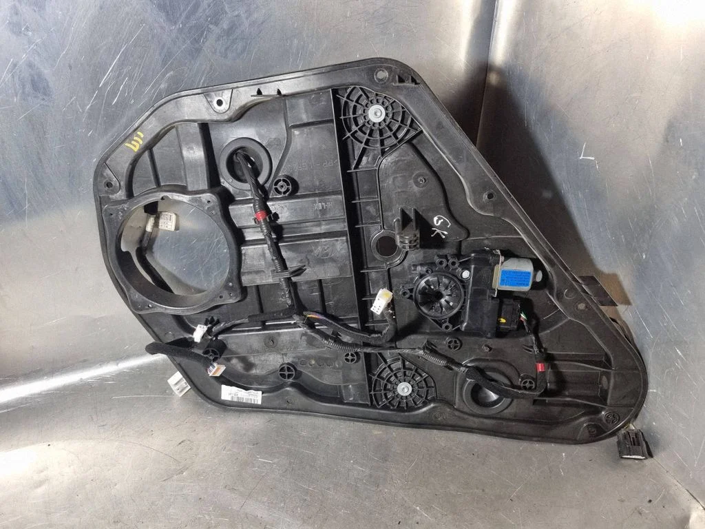 Rear door window regulator with motor 84103Z000