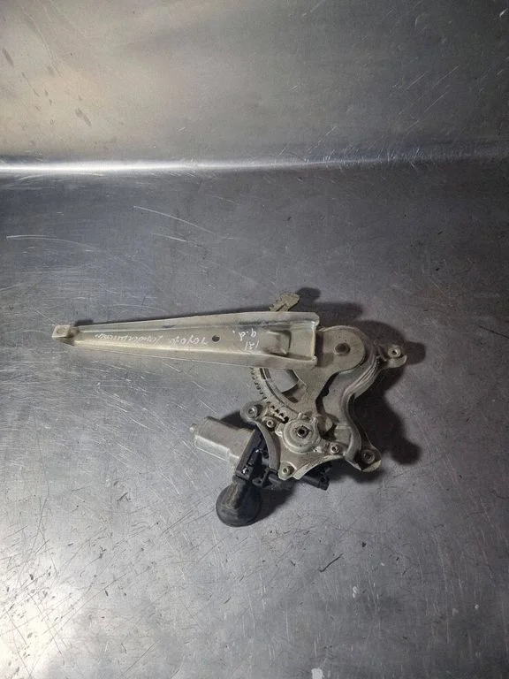 Rear door window regulator with motor – Toyota Land Cruiser (J120) (2002-2009)