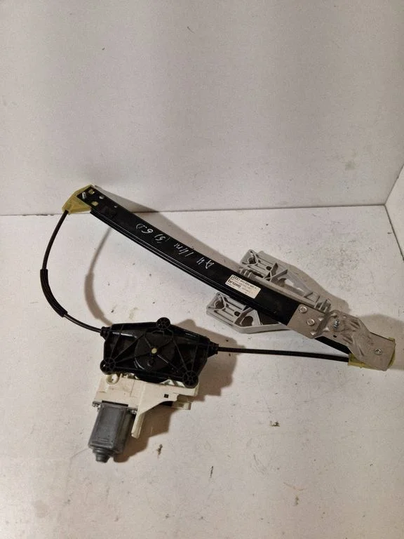 Tagaukse elektriline aknatõstuk mootoriga 8K0839462A