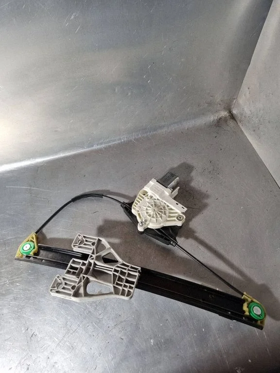 Tagaukse elektriline aknatõstuk mootoriga 8K0839462A