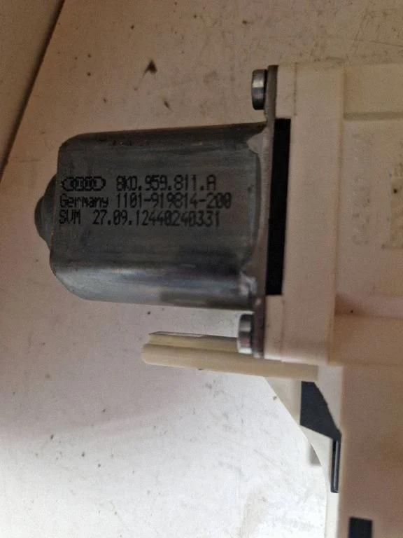 Tagaukse elektriline aknatõstuk mootoriga 8K0839461A