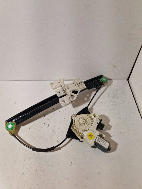 Tagaukse elektriline aknatõstuk mootoriga 8K0959811