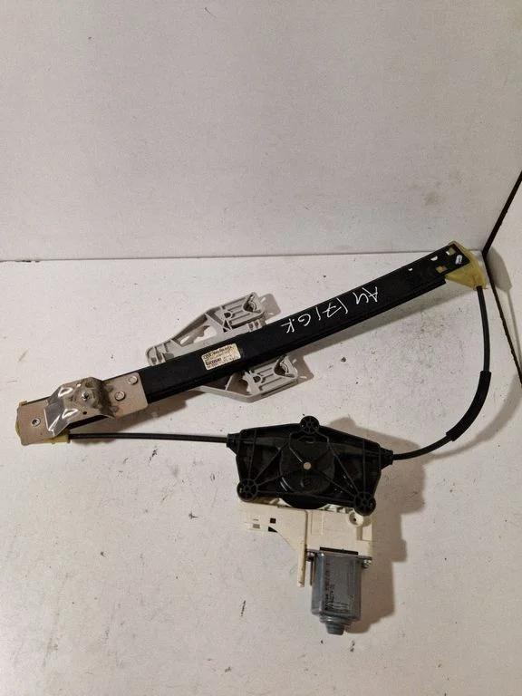 Tagaukse elektriline aknatõstuk mootoriga 8K0839461A