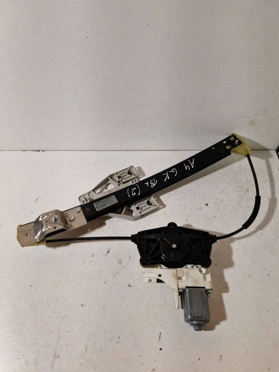Tagaukse elektriline aknatõstuk mootoriga 8K0839461A