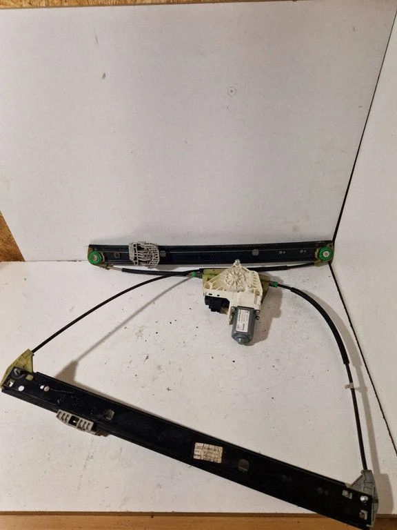 Rear door window regulator with motor 4L0837062A