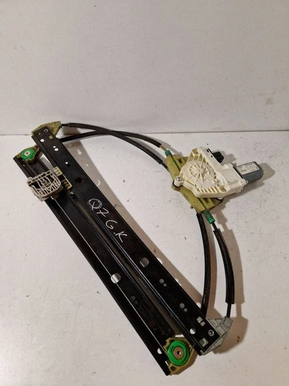 Rear door window regulator with motor 4L0959801B