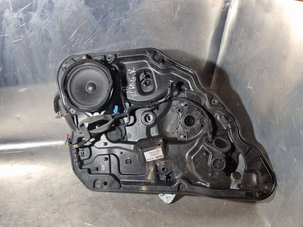 Rear door window regulator with motor 065944