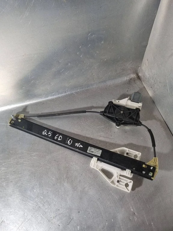 Rear door window regulator with motor 8R0839462D